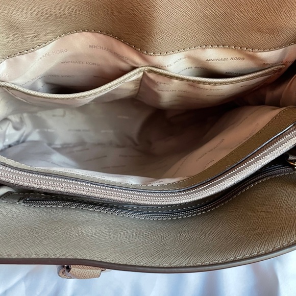 HP ๐ Michael Kors Emma North South Tote - Picture 4 of 10